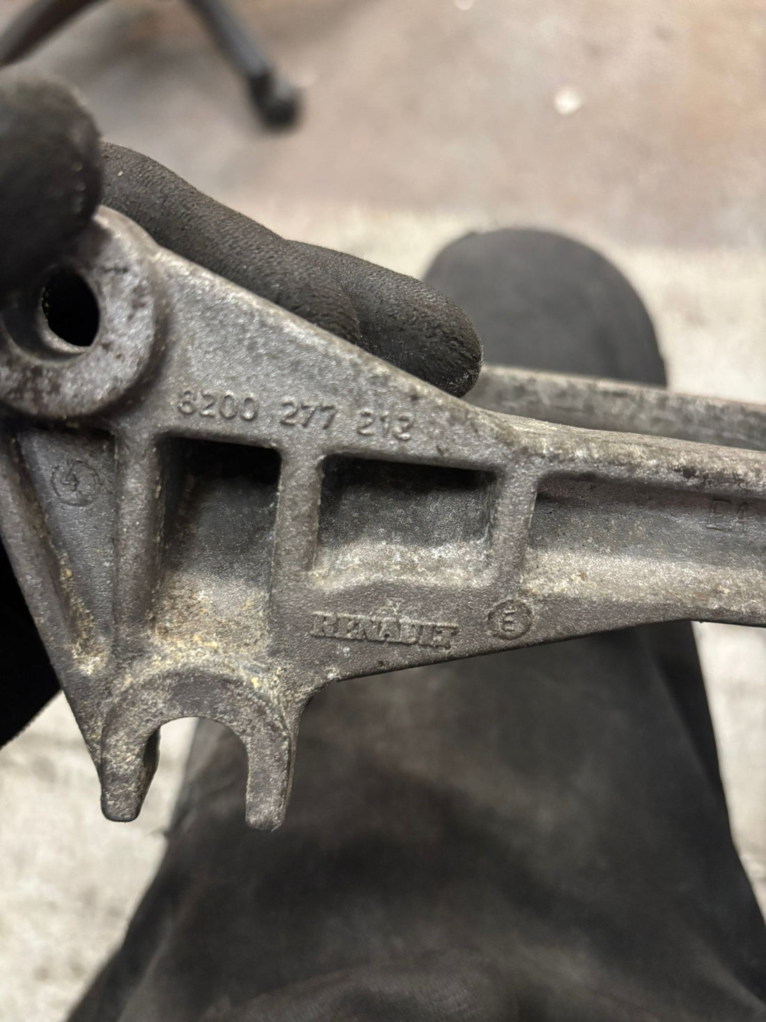 Genuine Renault Megane MK2 Engine Support Left Bracket-USED