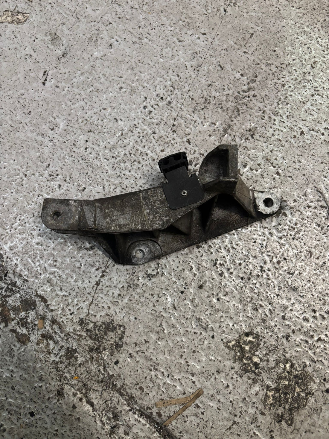 Genuine Renault Clio 172/182 Upper front Alternator Bracket-USED